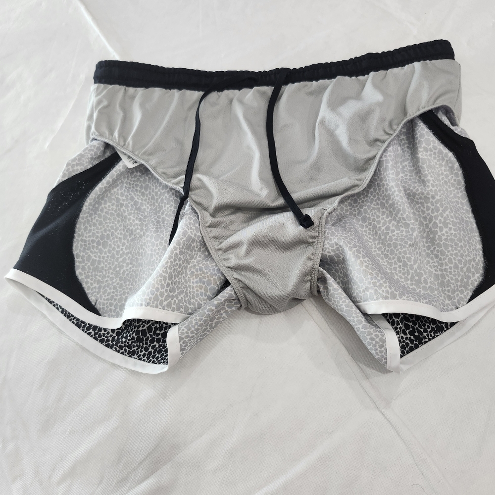 Nike Size Small Women's Black and White Running Shorts - Picture 8 of 9
